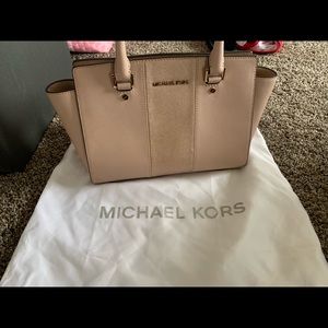 great condition michael kors purse